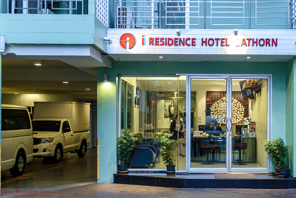 Eingang zu einem günstigen Hotel in Bangkok Eingang zu einem günstigen Hotel in Bangkok