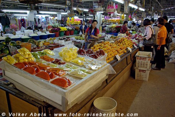 Verschiedene Obstsorten auf einem thailändischen Markt © Volker Abels Verschiedene Obstsorten auf einem thailändischen Markt © Volker Abels