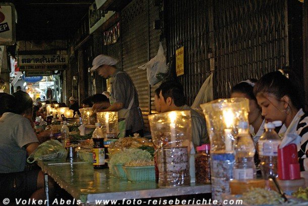 Essen auf dem Nachtmarkt © Volker Abels Essen auf dem Nachtmarkt © Volker Abels