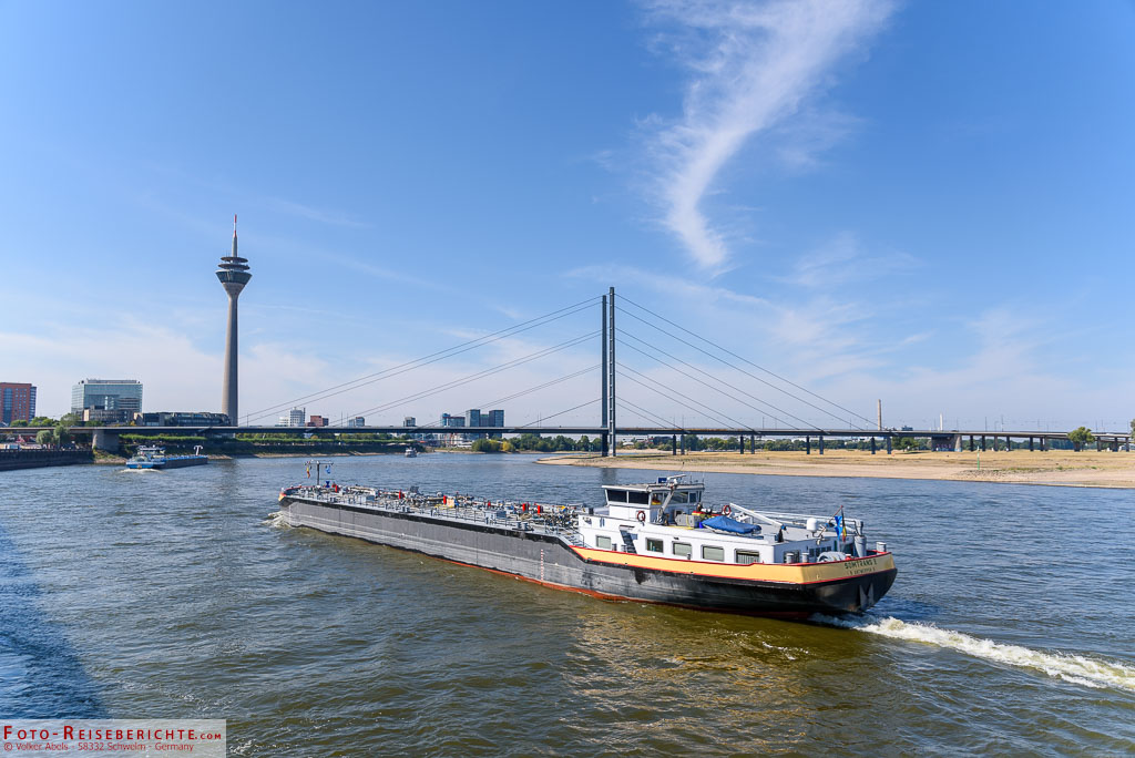 Foto zum Thema 5 Tipps für bessere Fotos mit Weitwinkelobjektiven 5 Tipps für bessere Fotos mit Weitwinkelobjektiven - Schiff auf dem Rhein