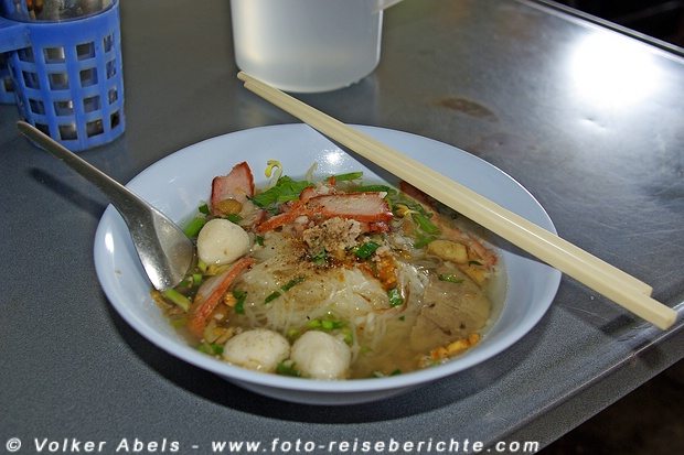 Foto der Woche - leckere Suppe in Thailand 5 Schmackhafte Nudelsuppe in Thailand © Volker Abels