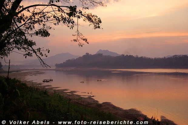 Sonnenuntergang am Mekong in Luang Prabang in Laos © Volker Abels Sonnenuntergang am Mekong in Luang Prabang in Laos © Volker Abels