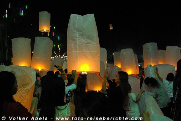 Foto der Woche - Loi Krathong in Thailand 6 Lampions, die zum Loi Krathong Fest in Thailand, entzündet werden © Volker Abels