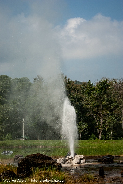 Die heißen Quellen von San Kampaeng 4 Heißen Quellen von San Kamphaeng, Geysir mit aufsteigender Wasserfontaine - © Volker Abels - www.foto-reiseberichte.com