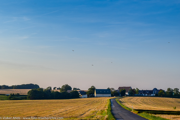 Bauerngehöft an einer Straße