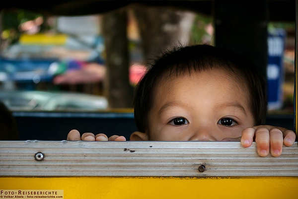 Guck mal - wo bin ich? 1 Kleiner Junge lugt aus einem Autofenster - Thailand