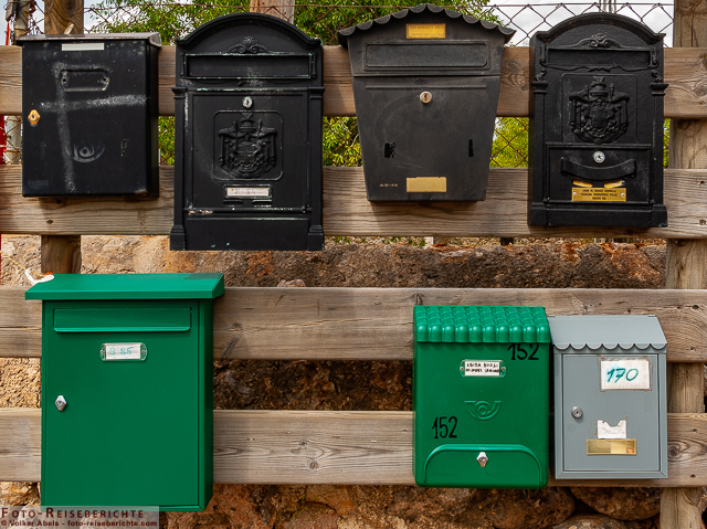 Briefkästen an einer Starße auf Mallorca