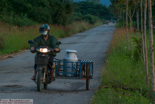 Landleben in Thailand - Mopedfahrt am Abend 5 Moped mit Beiwagen in Thailand