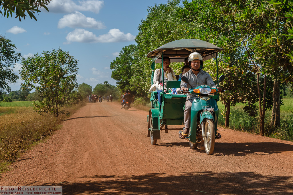Auf einer Landstraße außerhalb von Siem Reap in Kambodscha © Volker Abels - www.foto-reiseberichte.com