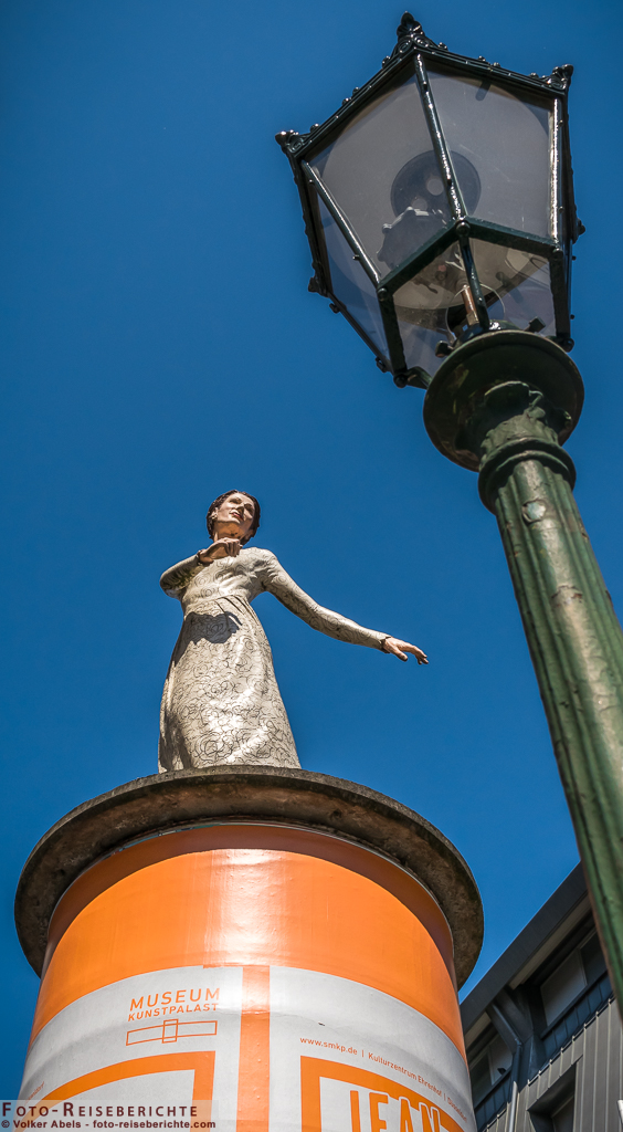 Tanzende Frauenfigur auf einer Litfaßsäule © Volker Abels - www.foto-reiseberichte.com
