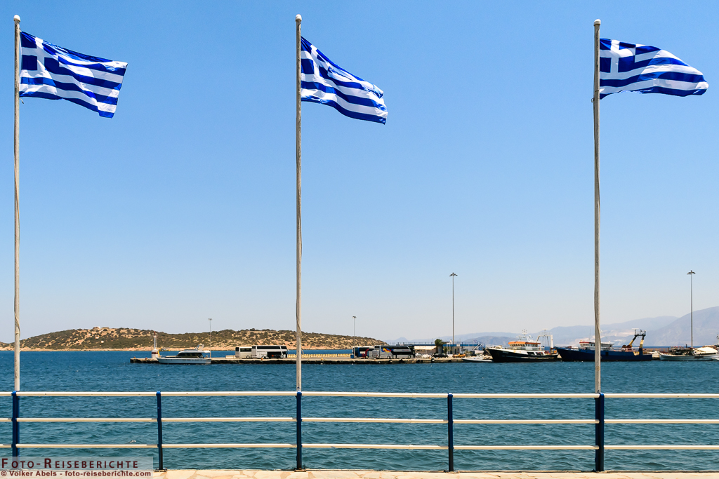 Griechische Fahnen im Wind © Volker Abels -www.foto-reiseberichte.com