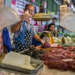 Fleischverkäufer auf einem Markt außerhalb von Chiang Mai -Thailand