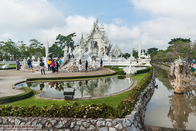 Weißer Tempel von Chiang Rai, Vorderansicht - Thailand © Volker Abels - www.foto-reiseberichte.com