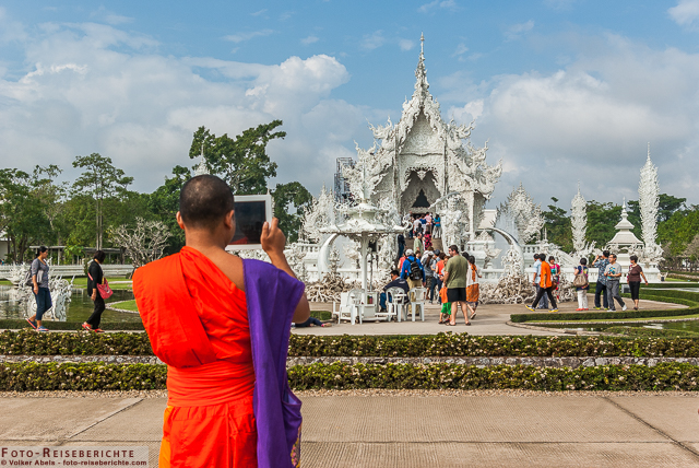  Auch Mönche möchten ein Erinnerungsfoto vom Wat Ron Khun besitzen. Weißer Tempel Chiang Rai-Thailand © Volker Abels - www.foto-reiseberichte.com