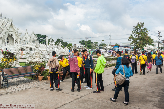 Nicht nur Touristen, sondern auch viele Schüler und Studenten besuchen den Weißen Tempel von Chiang Rai. © Volker Abels - www.foto-reiseberichte.com