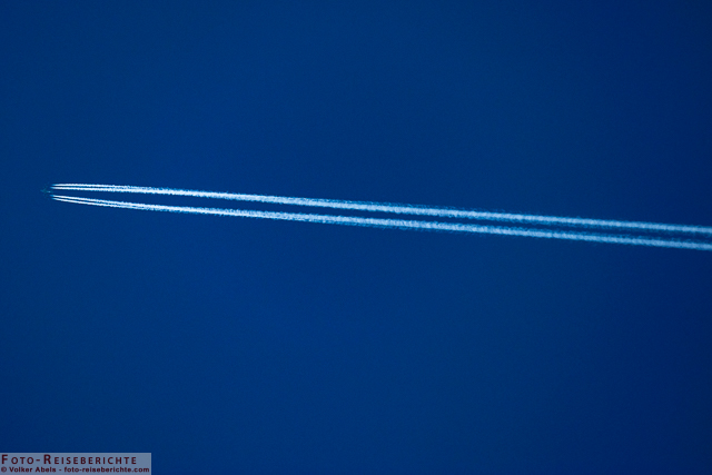 Flugverfolgung live Flugverfolgung live - Kondenzstreifen am Himmel www.foto-reiseberichte