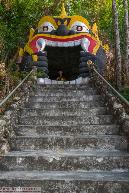 Wat Mok Khan Lan und der Suttichit Buddha Park in Nordthailand 9 Buddha Skulpturen in Drachenschlund- Wat Mok Khan Lan - Suttichit Buddha Park © Volker Abels - www.foto-reiseberichte.com