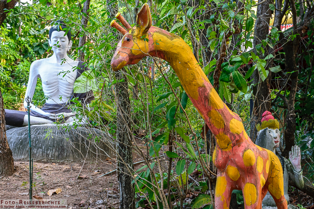 Wat Mok Khan Lan und der Suttichit Buddha Park in Nordthailand 12 Bunte Figuren - Suttichit Buddha Park © Volker Abels - www.foto-reiseberichte.com
