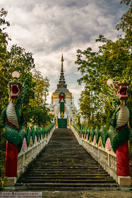 Wat Mok Khan Lan und der Suttichit Buddha Park in Nordthailand 25 Hier geht es zum Seitentempel - Wat Mok Khan Lan - Suttichit Buddha Park © Volker Abels - www.foto-reiseberichte.com