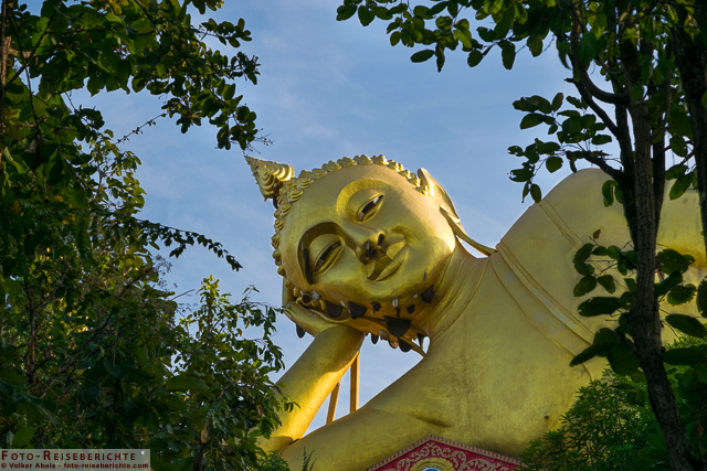 Wat Mok Khan Lan und der Suttichit Buddha Park in Nordthailand 22 Liegender Buddha - Wat Mok Khan Lan / Suttichit Buddha Park © Volker Abels - www.foto-reiseberichte.com