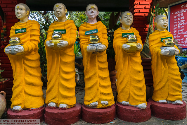 Wat Mok Khan Lan und der Suttichit Buddha Park in Nordthailand 14 Mönchsfiguren - Suttichit Buddha Park © Volker Abels - www.foto-reiseberichte.com