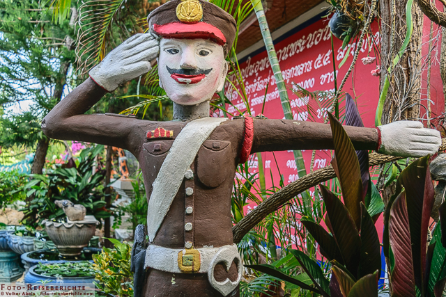 Wat Mok Khan Lan und der Suttichit Buddha Park in Nordthailand 13 Polizist - Suttichit Buddha Park © Volker Abels - www.foto-reiseberichte.com