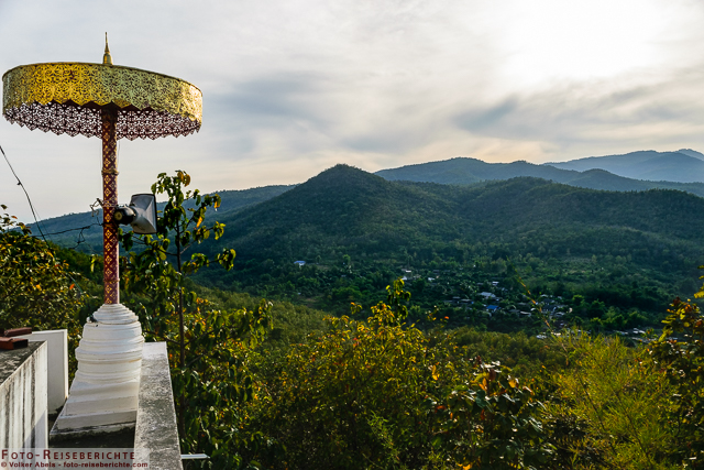 Wat Mok Khan Lan und der Suttichit Buddha Park in Nordthailand 31 Schöne Aussicht auf Berge und Siedlungen - Wat Mok Khan Lan - Suttichit Buddha Park © Volker Abels - www.foto-reiseberichte.com