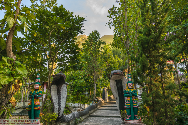 Wat Mok Khan Lan und der Suttichit Buddha Park in Nordthailand 4 Wächter am Waldrand Wat Mok Khan Lan - Suttichit Buddha Park © Volker Abels