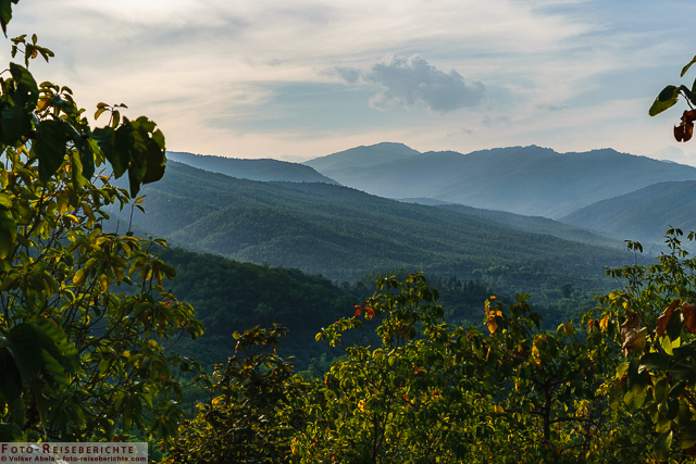 Wat Mok Khan Lan und der Suttichit Buddha Park in Nordthailand 5 chöne Aussicht auf die Berge - Wat Mok Khan Lan - Suttichit Buddha Park © Volker Abels - www.foto-reiseberichte.com