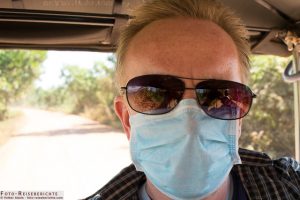 Eine Staubmaske hilft gegen den starken Staub auf den Lehmpisten - © Volker Abels - www.foto-reiseberichte.com