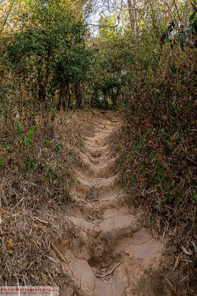 Monks Trail Chiang Mai - hier ist der Pfad recht steil Monks Trail Chiang Mai - hier ist der Pfad recht steil