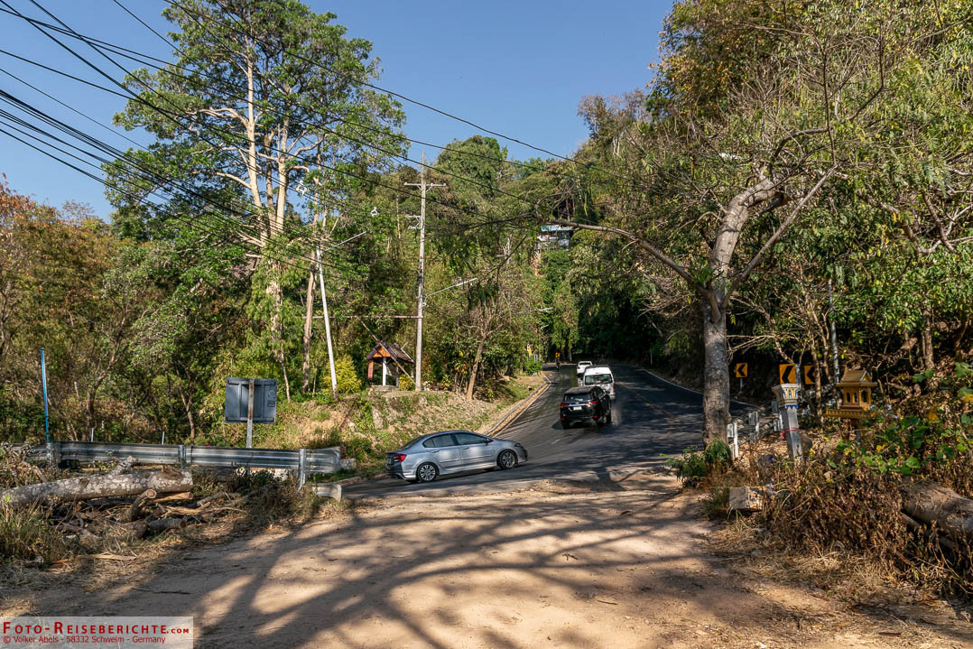 Staße zum Wat Phra That Doi Sutep Kurz vor dem Erreichen des Wat Doi Suthep mündet der Pfad wieder auf der Straße zum Gipfel