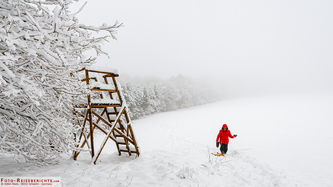 Die rote Jacke leuchtet im Schnee Die rote Jacke leuchtet im Schnee